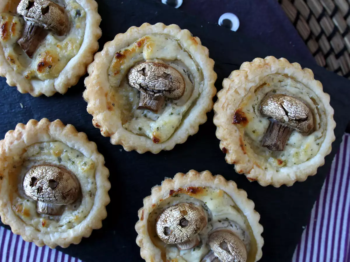Halloween-tarteletter med svamp och vitlöks- och örtost - foto 6
