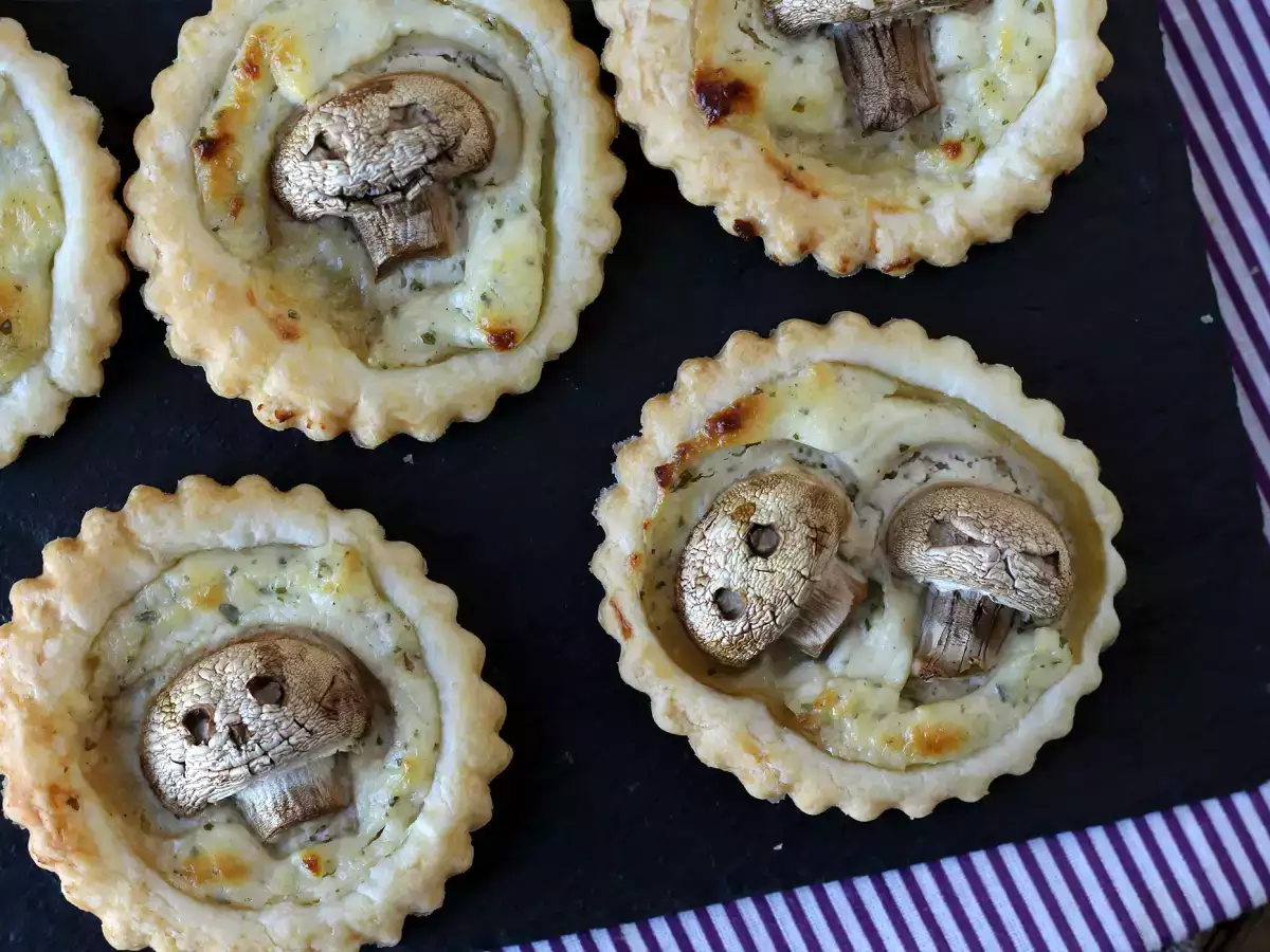 Halloween-tårtor med svamp och vitlöks- och örtost