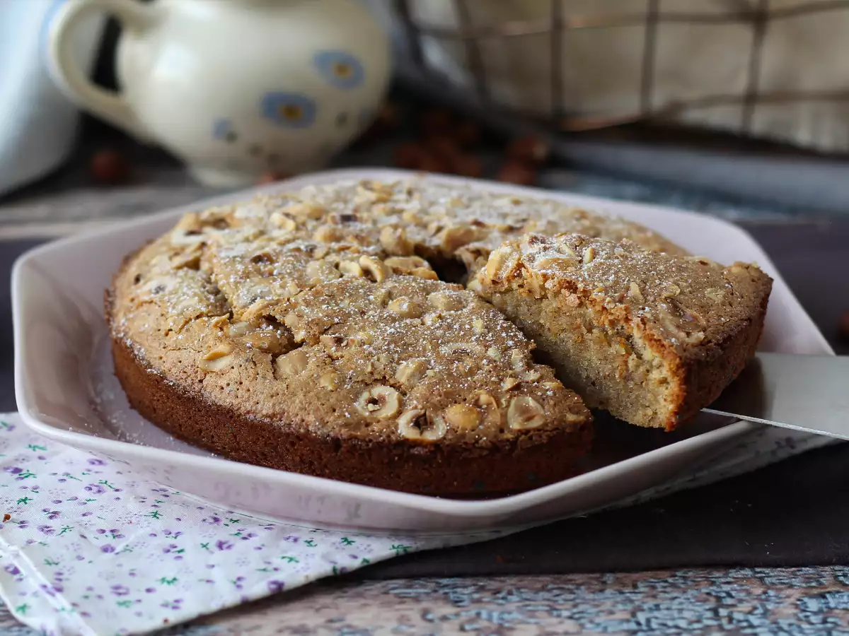 Hasselnötskaka – en mjuk och krispig kaka med hasselnötter och 5 ingredienser!
