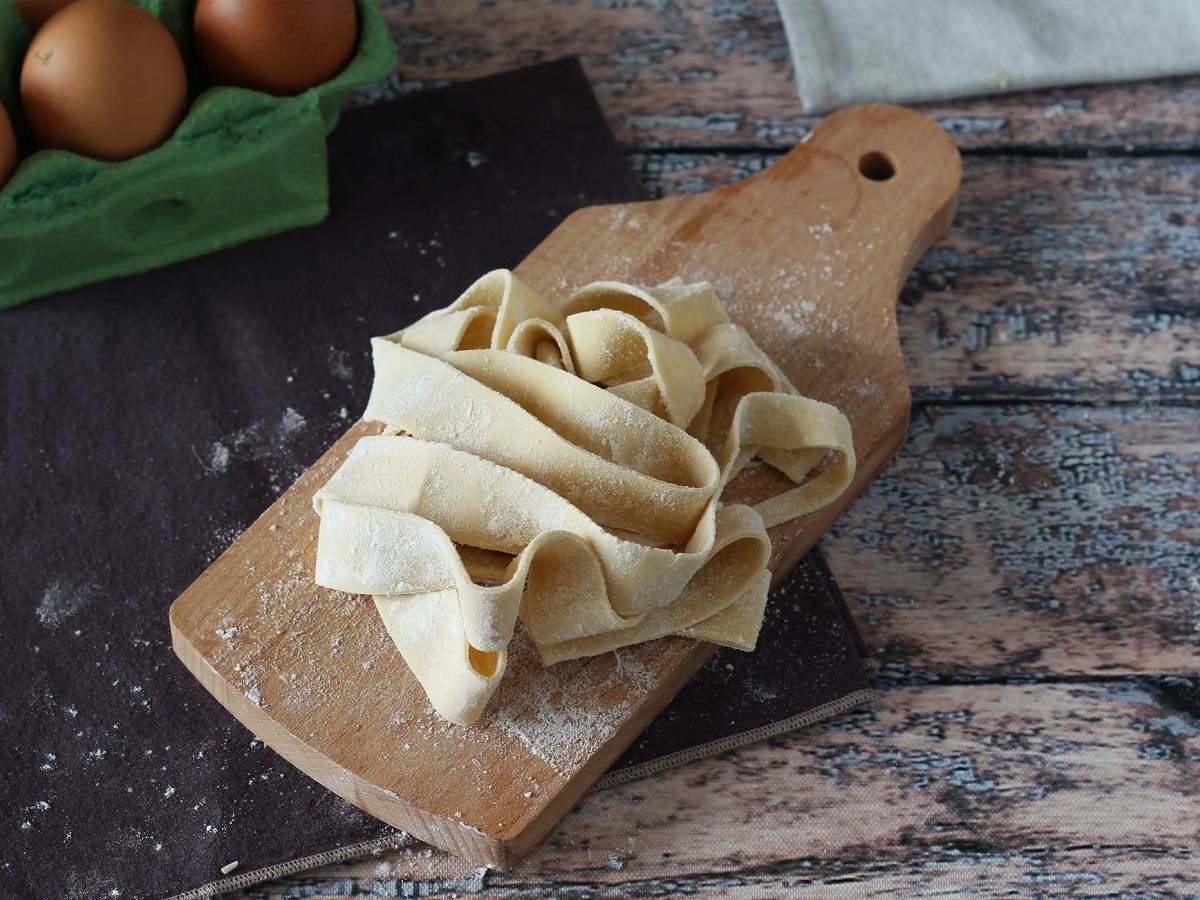 Hemlagad äggpappardelle: receptet förklaras steg för steg