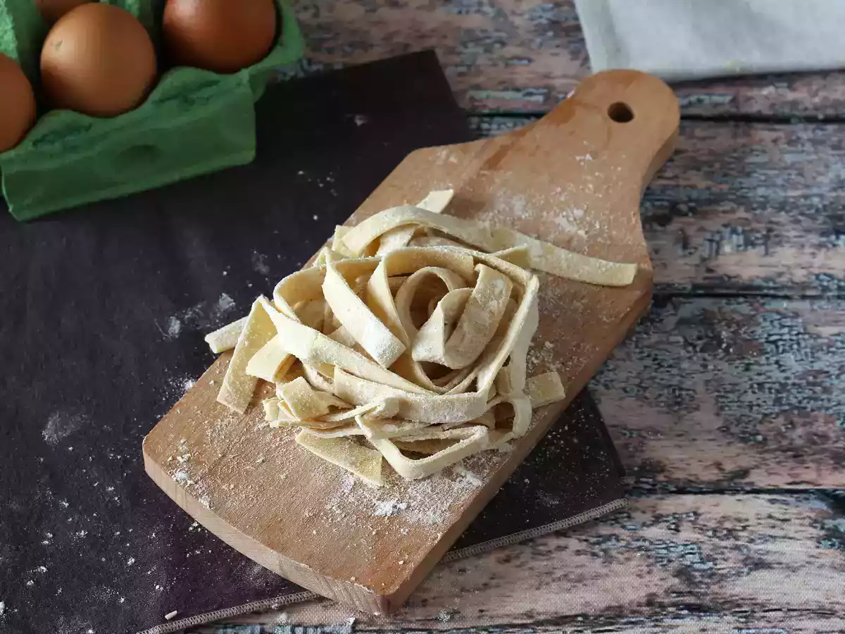 Hemlagad tagliatelle: steg-för-steg procedur för att göra pasta hemma