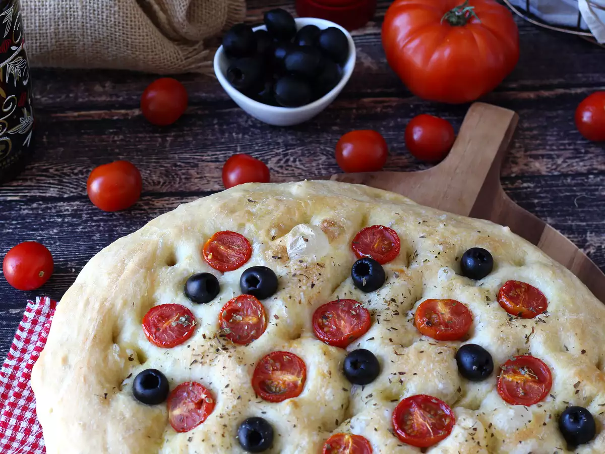 Hög och fluffig focaccia med körsbärstomater, oliver och oregano - foto 3
