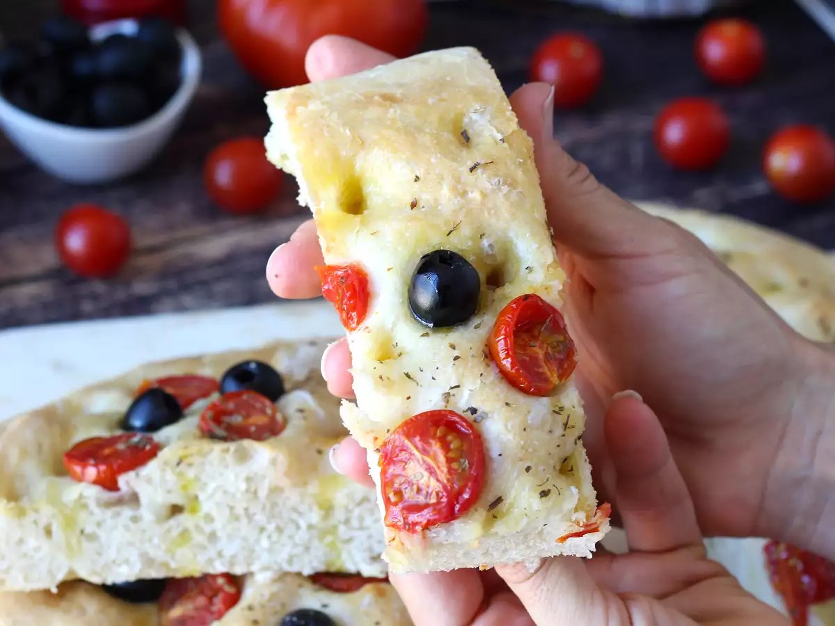 Hög och fluffig focaccia med körsbärstomater, oliver och oregano - foto 4