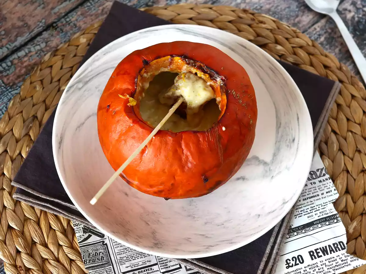 Höstlig Reblochon-fondue i en pumpa!