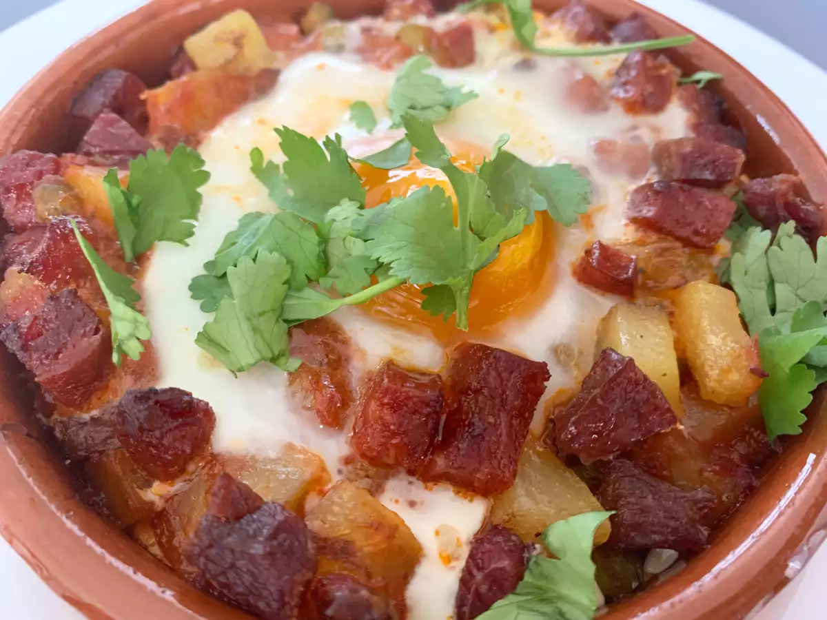 Huevos a la flamenca – andalusiska ägg med potatis och chorizo