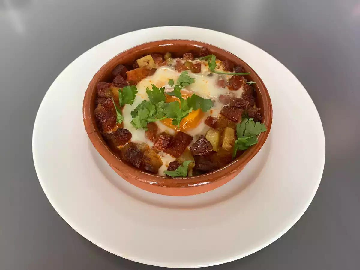 Huevos a la flamenca – andalusiska ägg med potatis och chorizo - foto 2