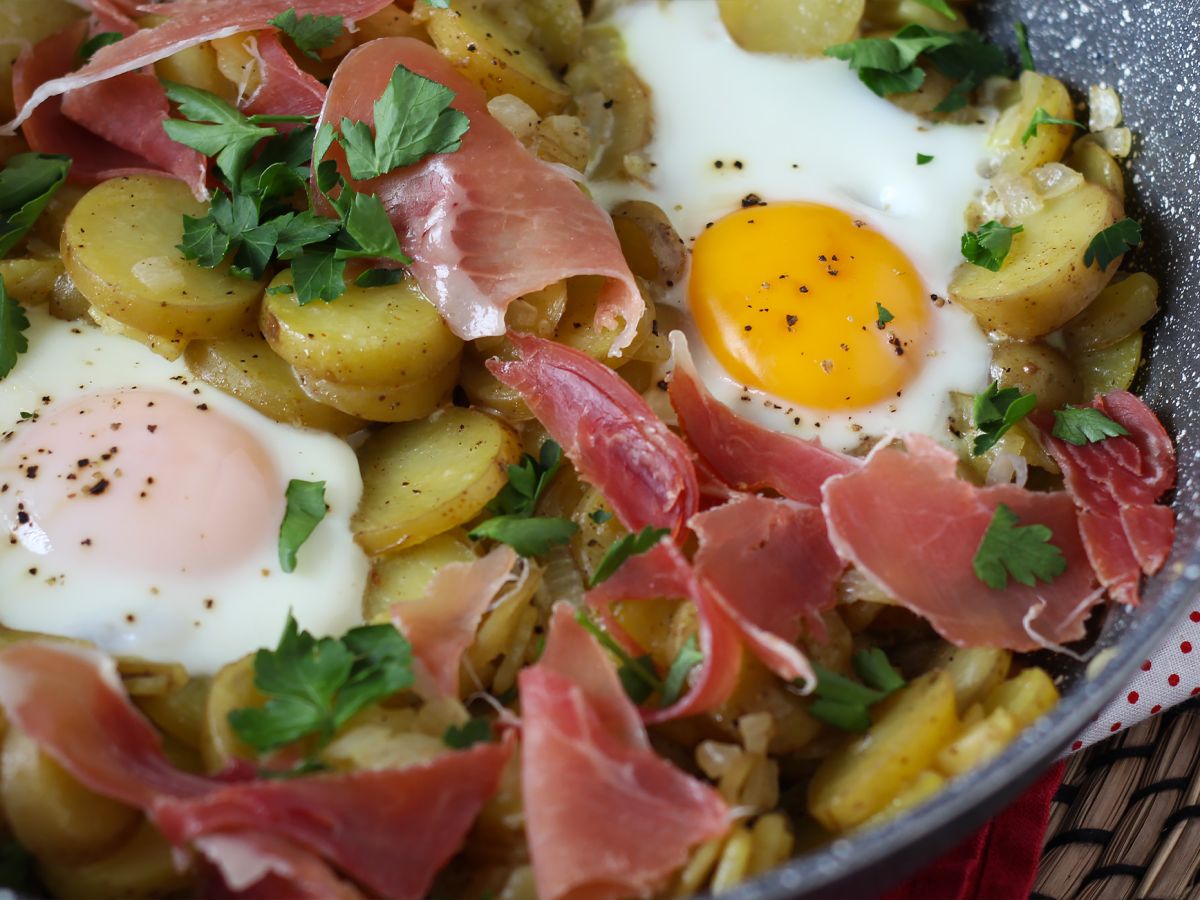 Huevos rotos, det superenkla spanska receptet baserat på potatis och ägg - foto 2