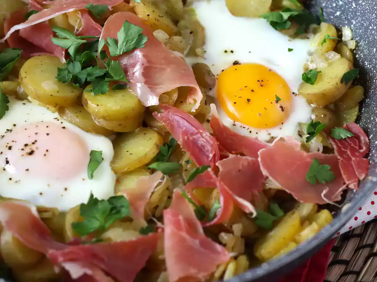 Huevos rotos, det superenkla spanska receptet baserat på potatis och ägg - foto 2