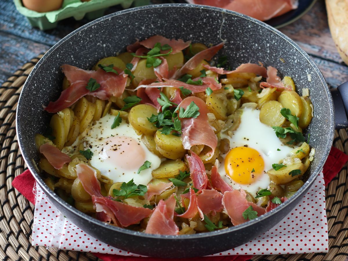 Huevos rotos, det superenkla spanska receptet baserat på potatis och ägg - foto 3