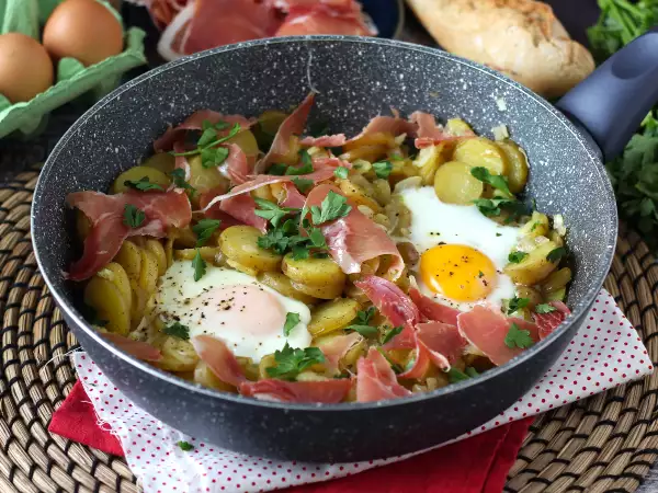 Recept Huevos rotos, det superenkla spanska receptet baserat på potatis och ägg