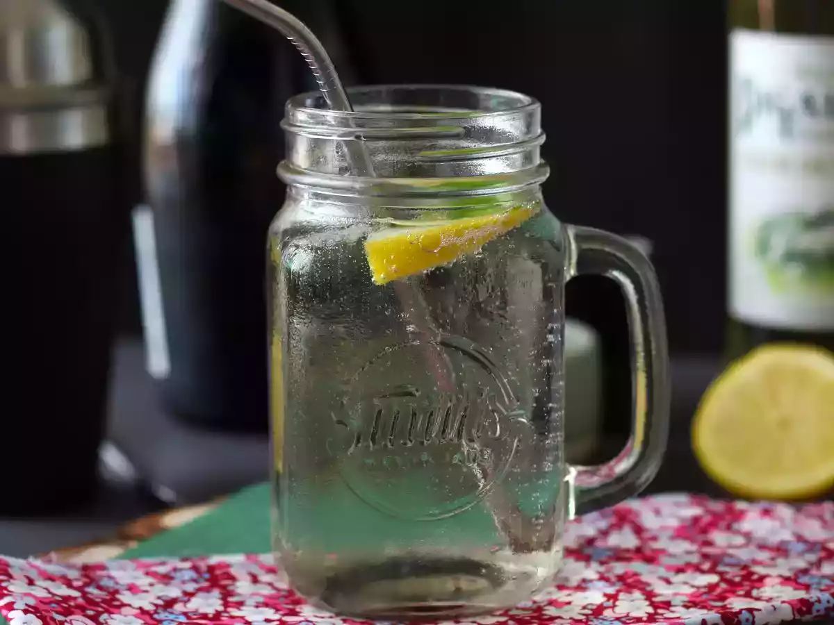 Hugo Spritz med flädersirap, en fräsch och söt cocktail