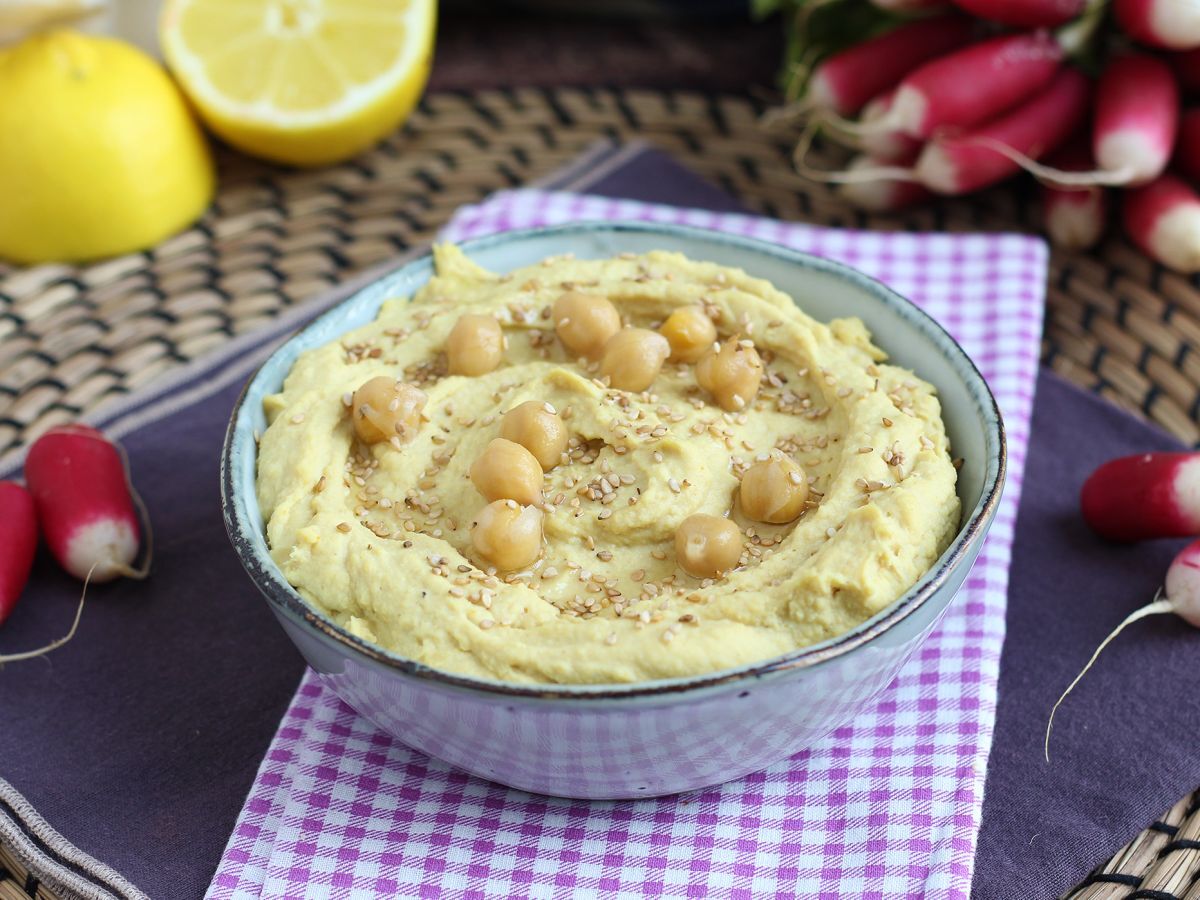 Hummus med konserverad citron för ännu mer delikata smaker