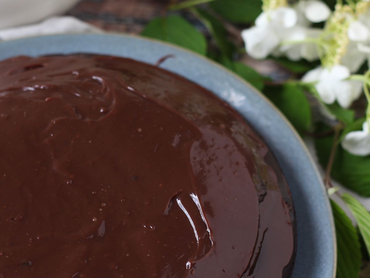 Hur gör man brigadeiro-glasyr för kakor?