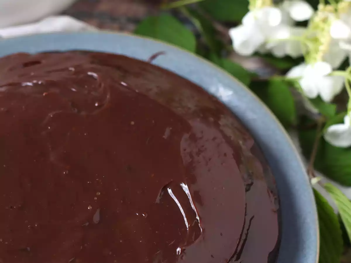 Hur gör man brigadeiro-glasyr för kakor?