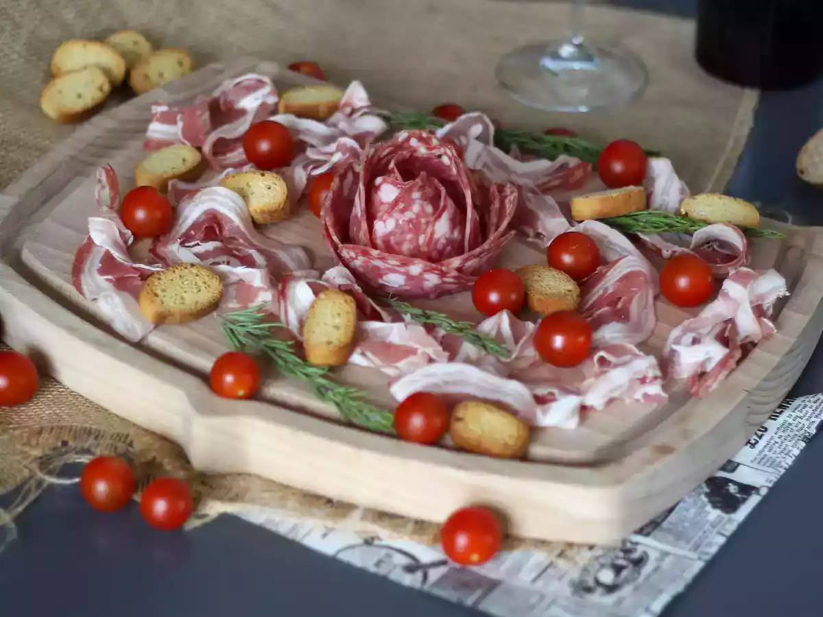 Hur gör man ett charkuterifat? Vik den till en rosform!