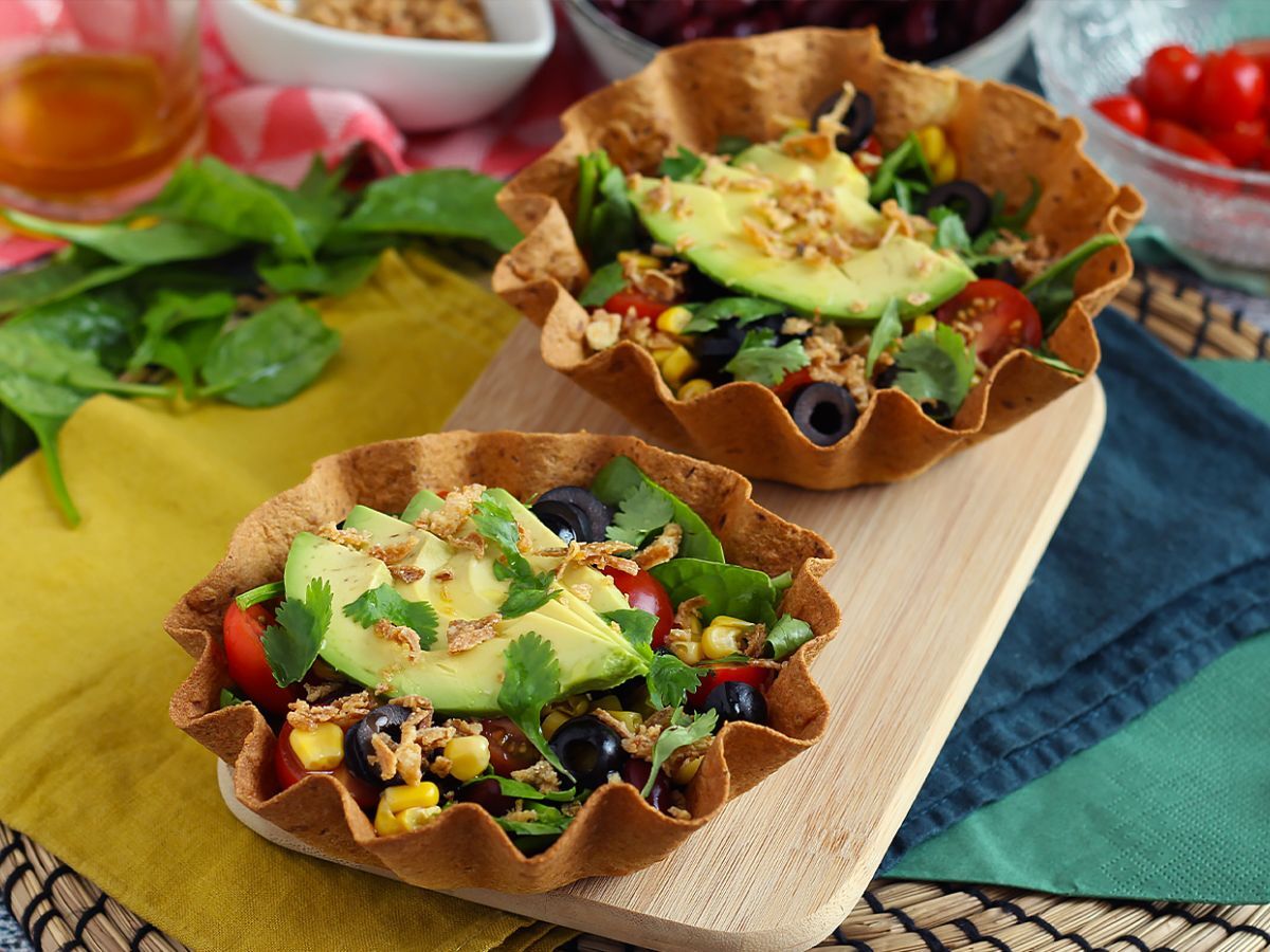Hur gör man tortillaskålar? Den enkla salladen utan diskning!