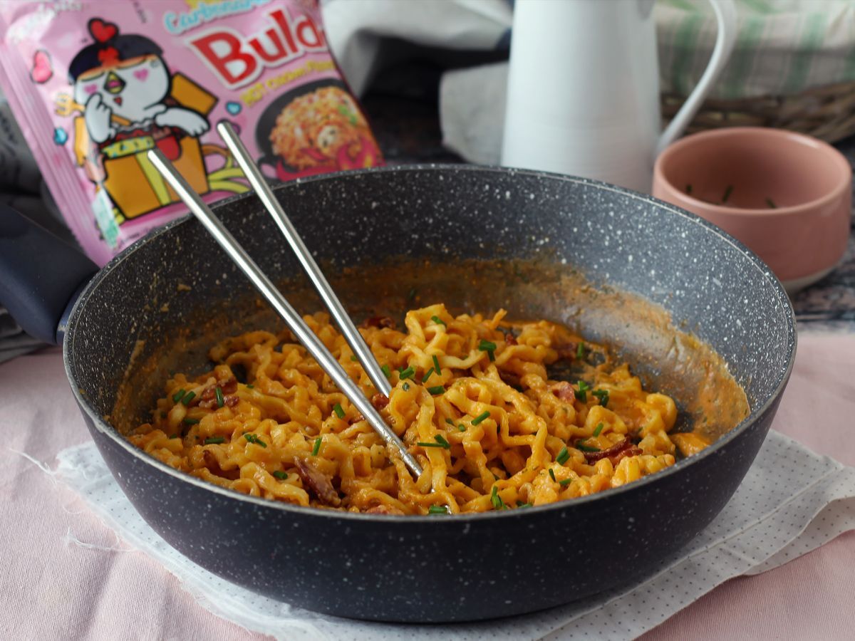 Hur man lagar Buldak-nudlar med carbonara-smak? Den bästa receptet!