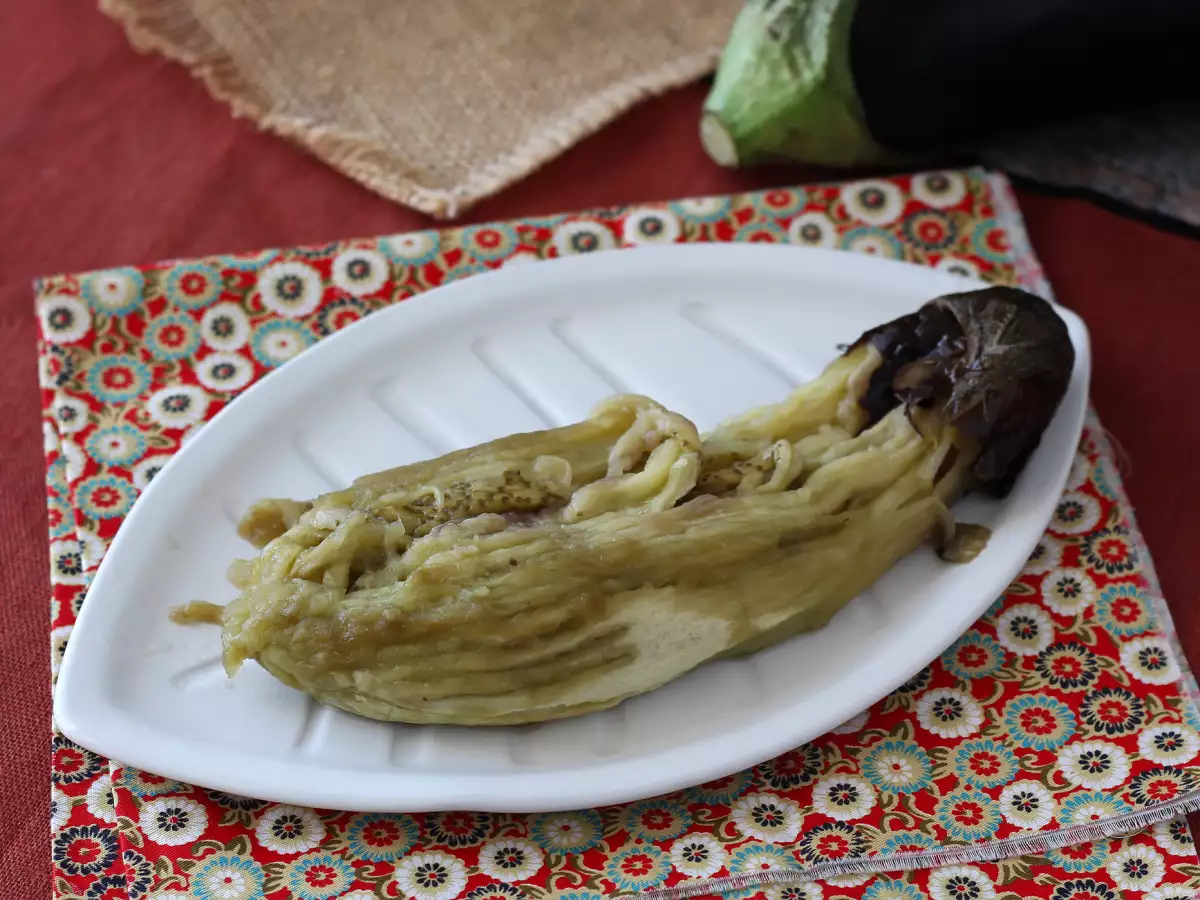 Hur rostar och skalar man enkelt en aubergine i ugnen?