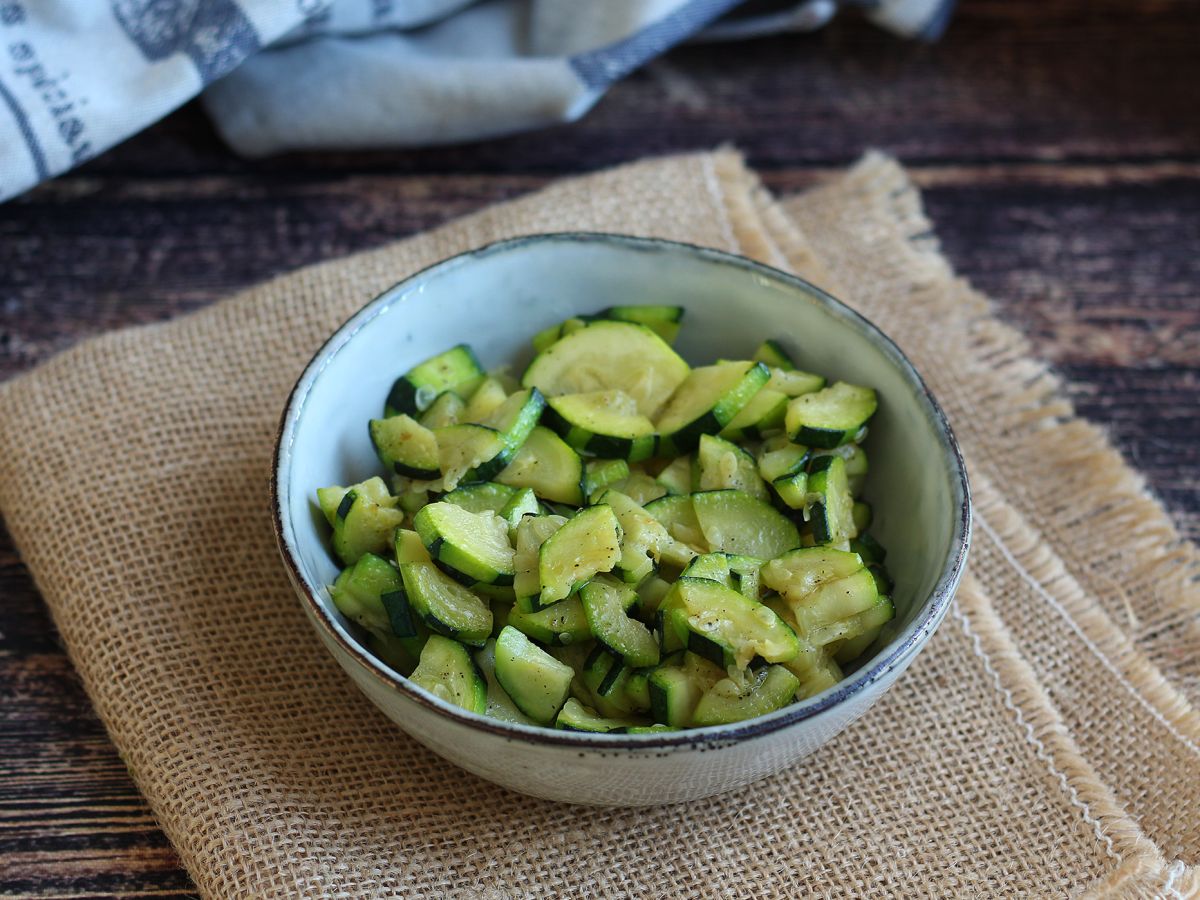 Hur tillagar jag zucchini i panna?