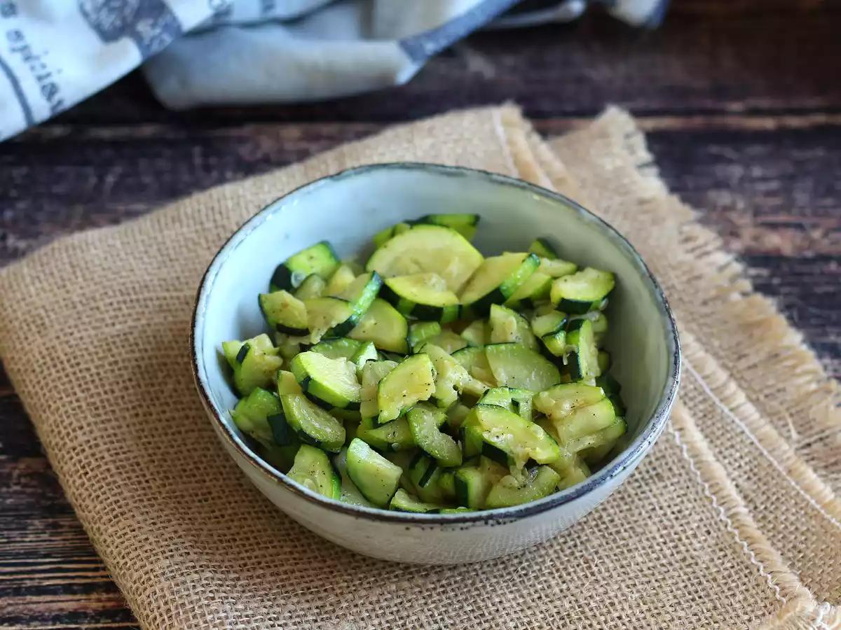 Hur tillagar jag zucchini i panna?