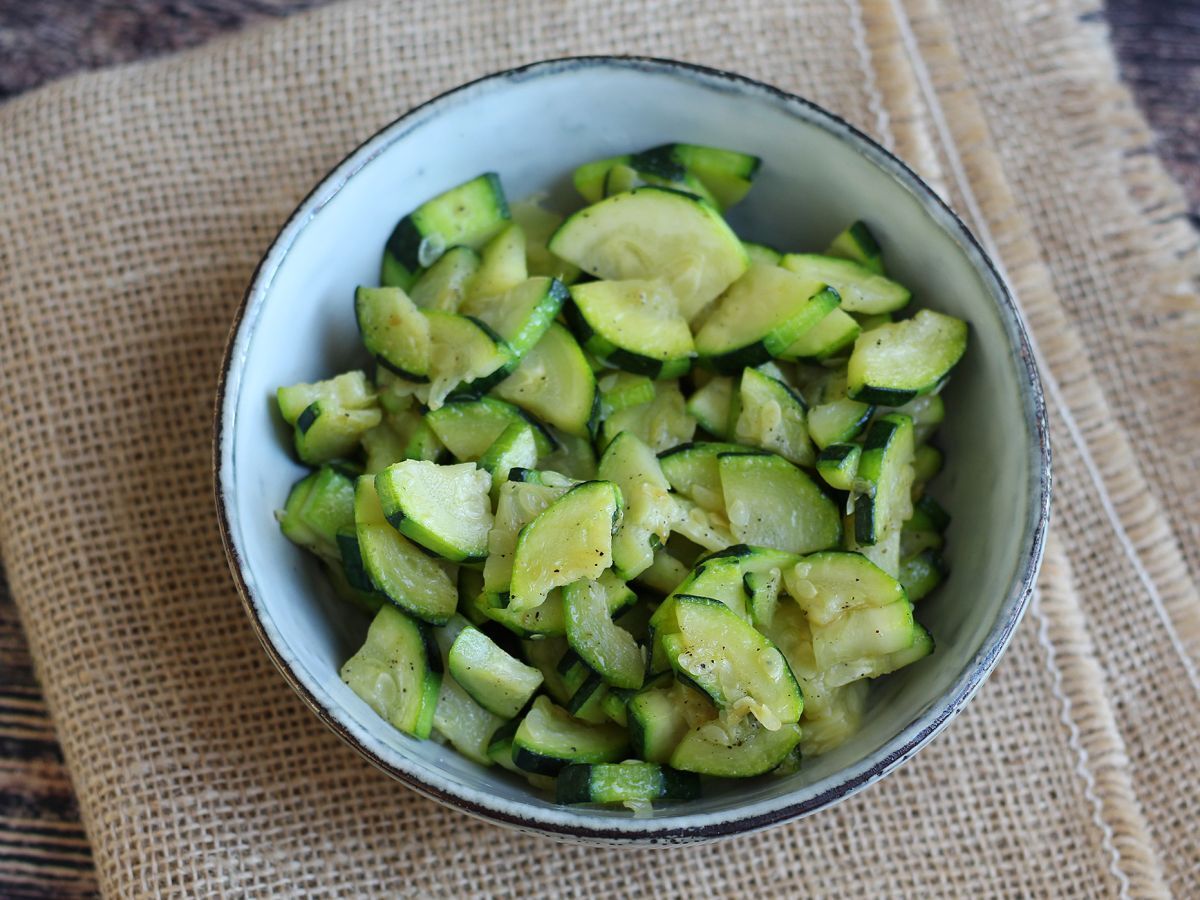 Hur tillagar jag zucchini i panna? - foto 2