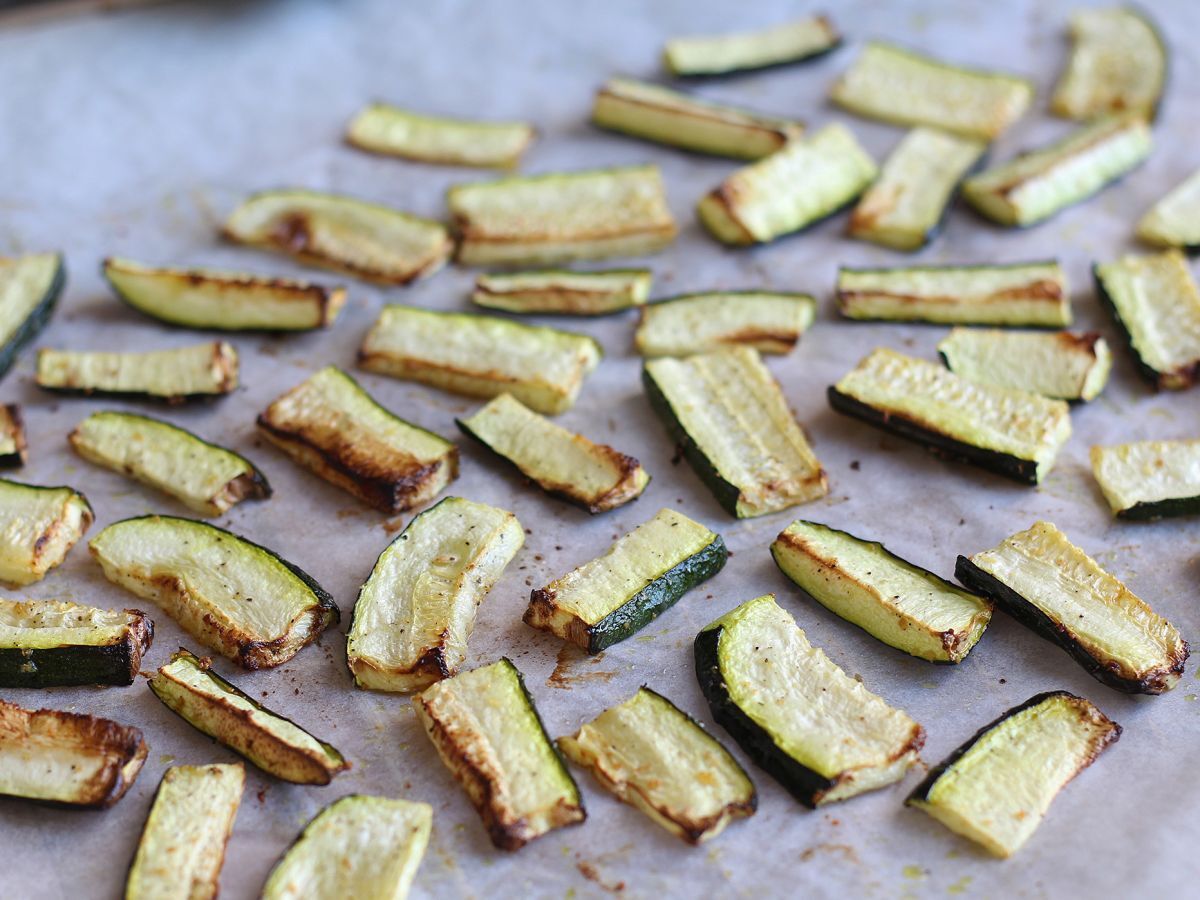 Hur tillagar jag zucchini i ugnen?