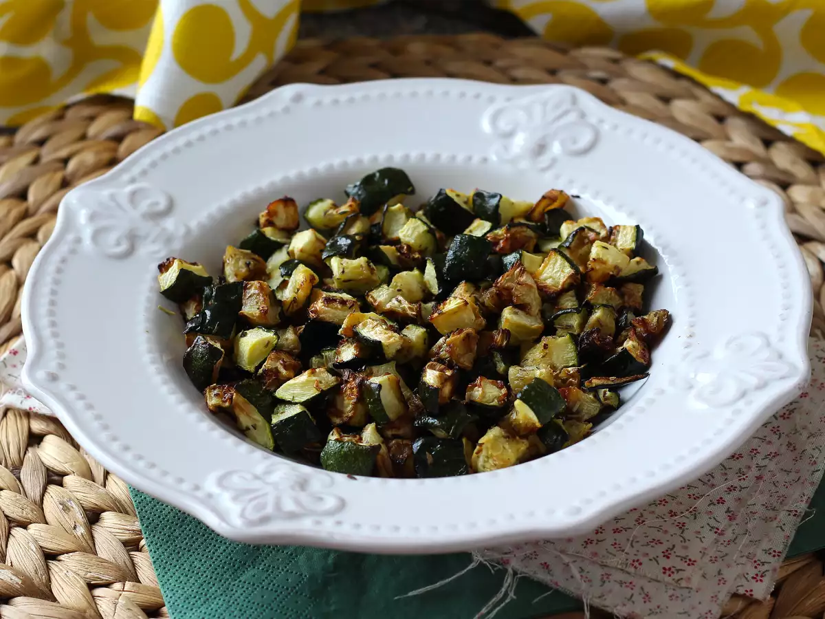 Hur tillagar man zucchini i en airfryer?