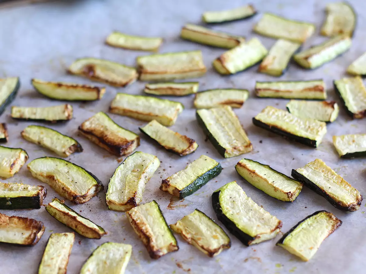 Hur tillagar man zucchini i ugnen?