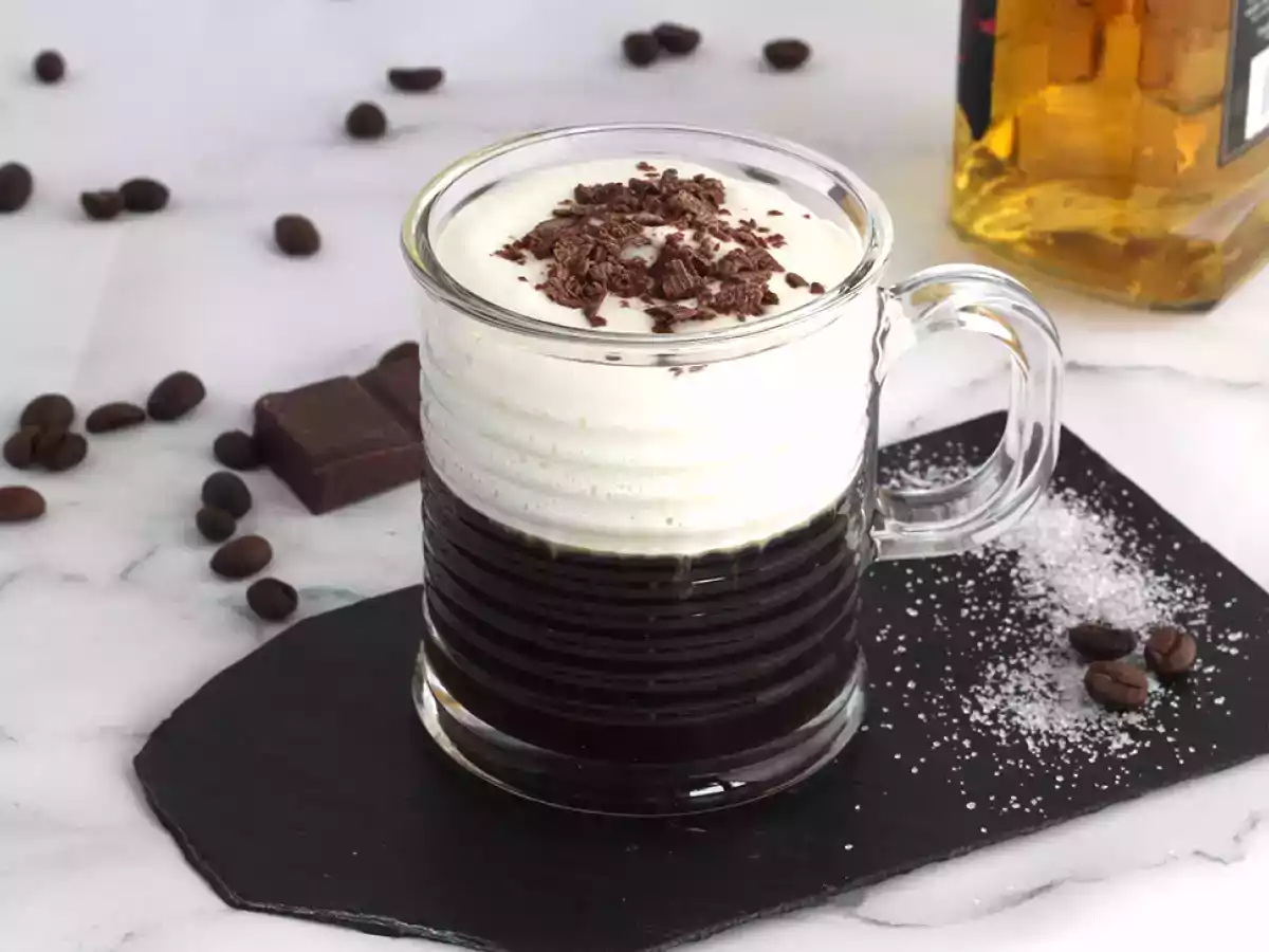 Irish Coffee (kaffe med whisky och vispgrädde)