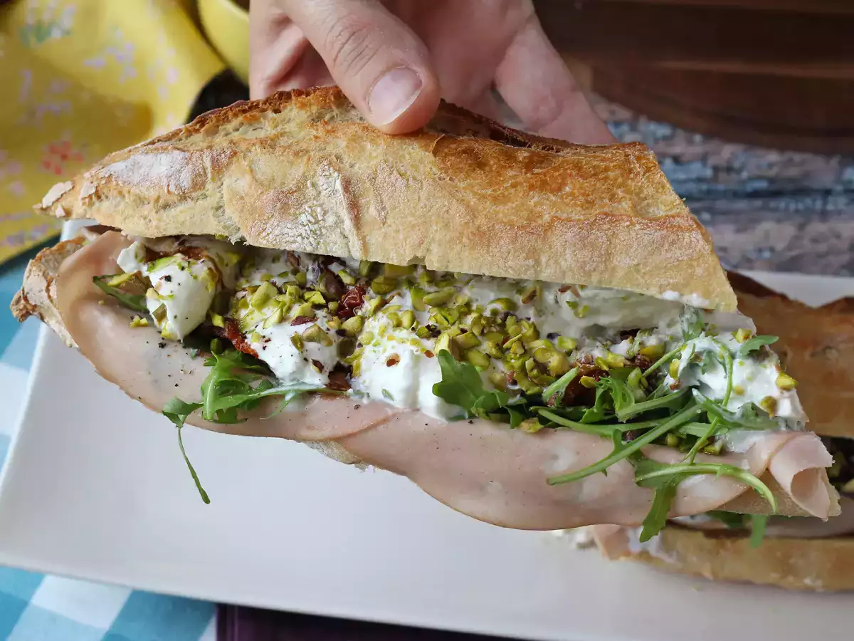 Italiensk gourmetsmörgås med mortadella och burrataost