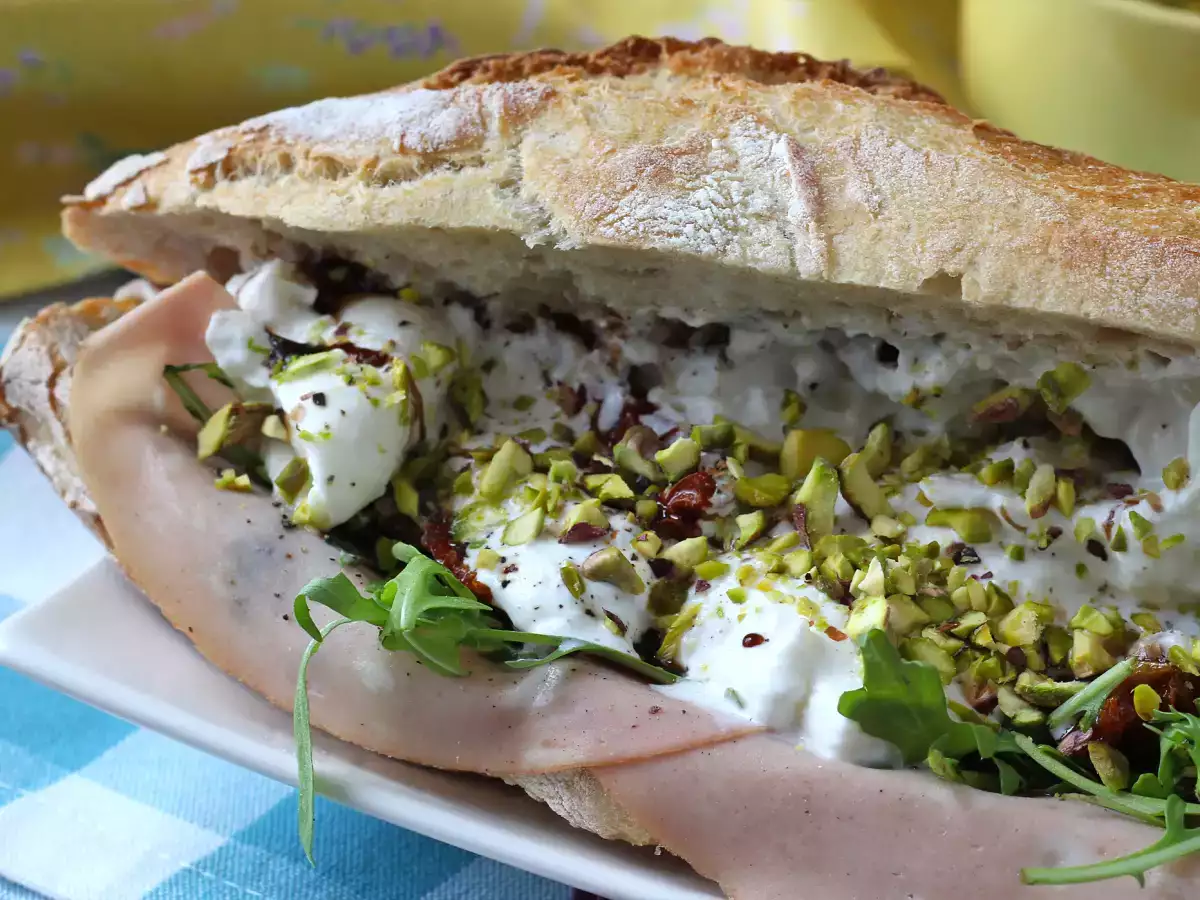 Italiensk gourmetsmörgås med mortadella och burrataost - foto 3