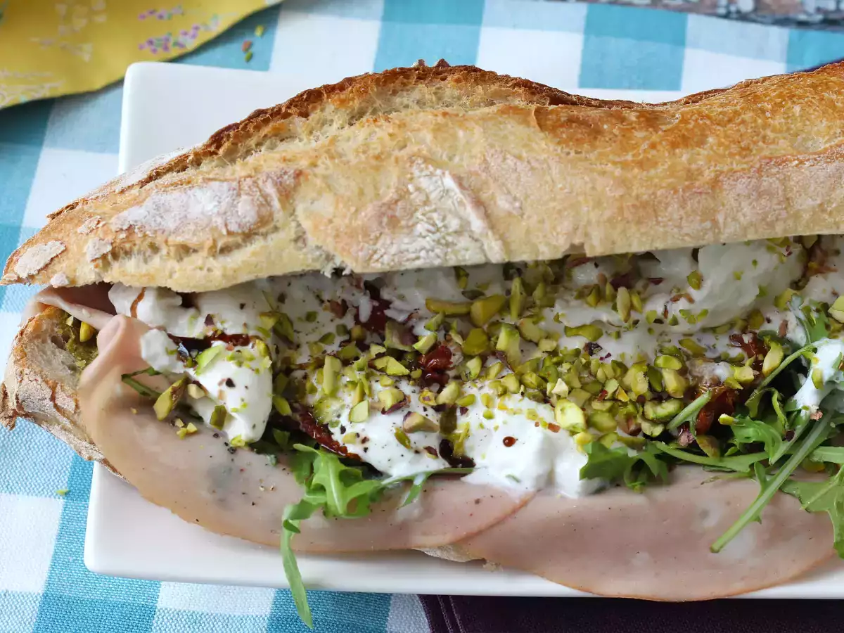 Italiensk gourmetsmörgås med mortadella och burrataost - foto 4