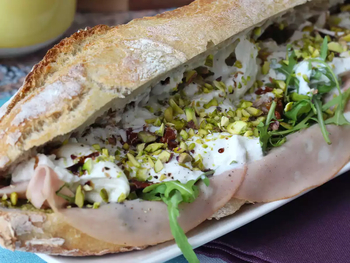 Italiensk gourmetsmörgås med mortadella och burrataost - foto 5