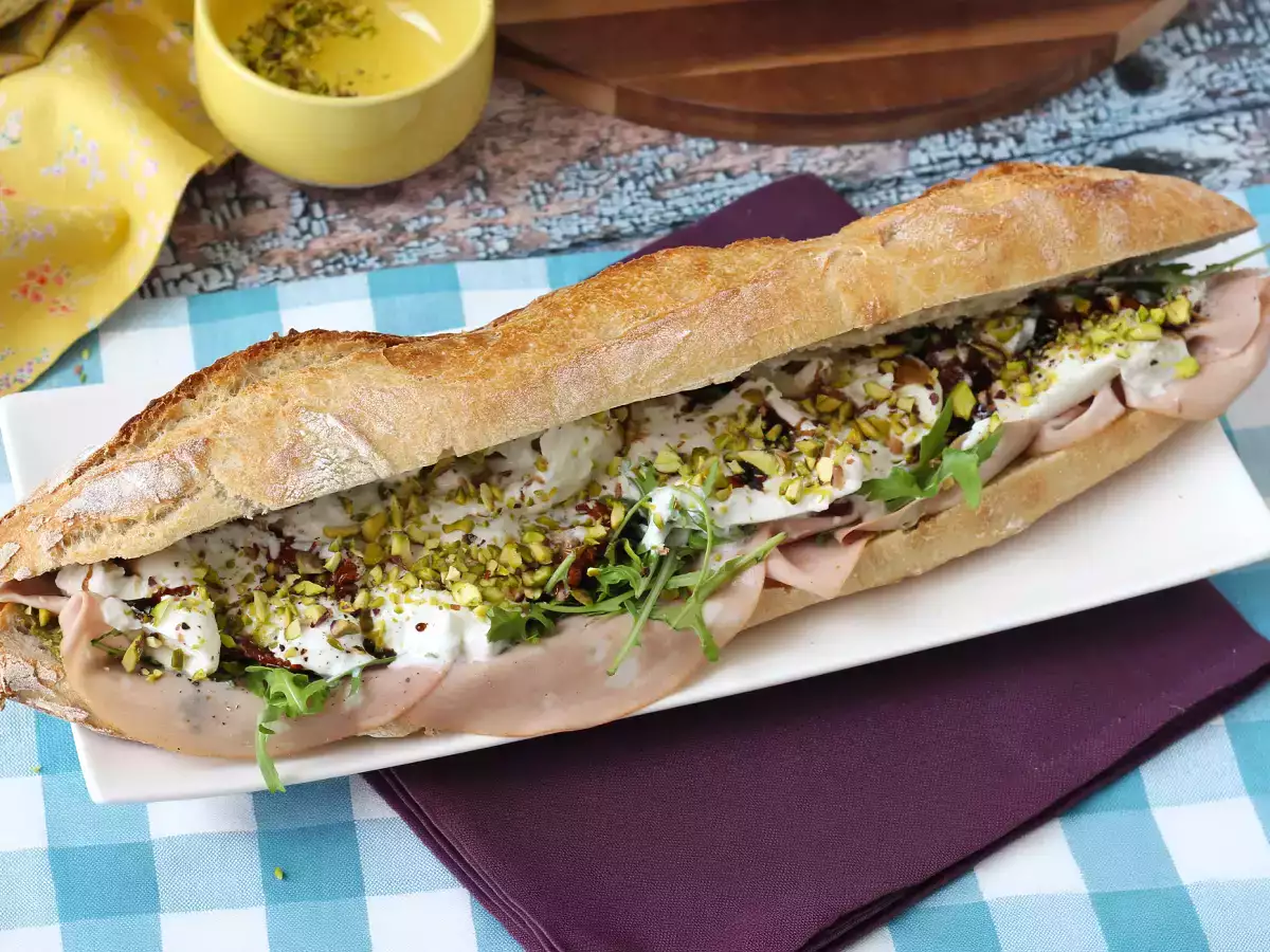 Italiensk gourmetsmörgås med mortadella och burrataost - foto 6