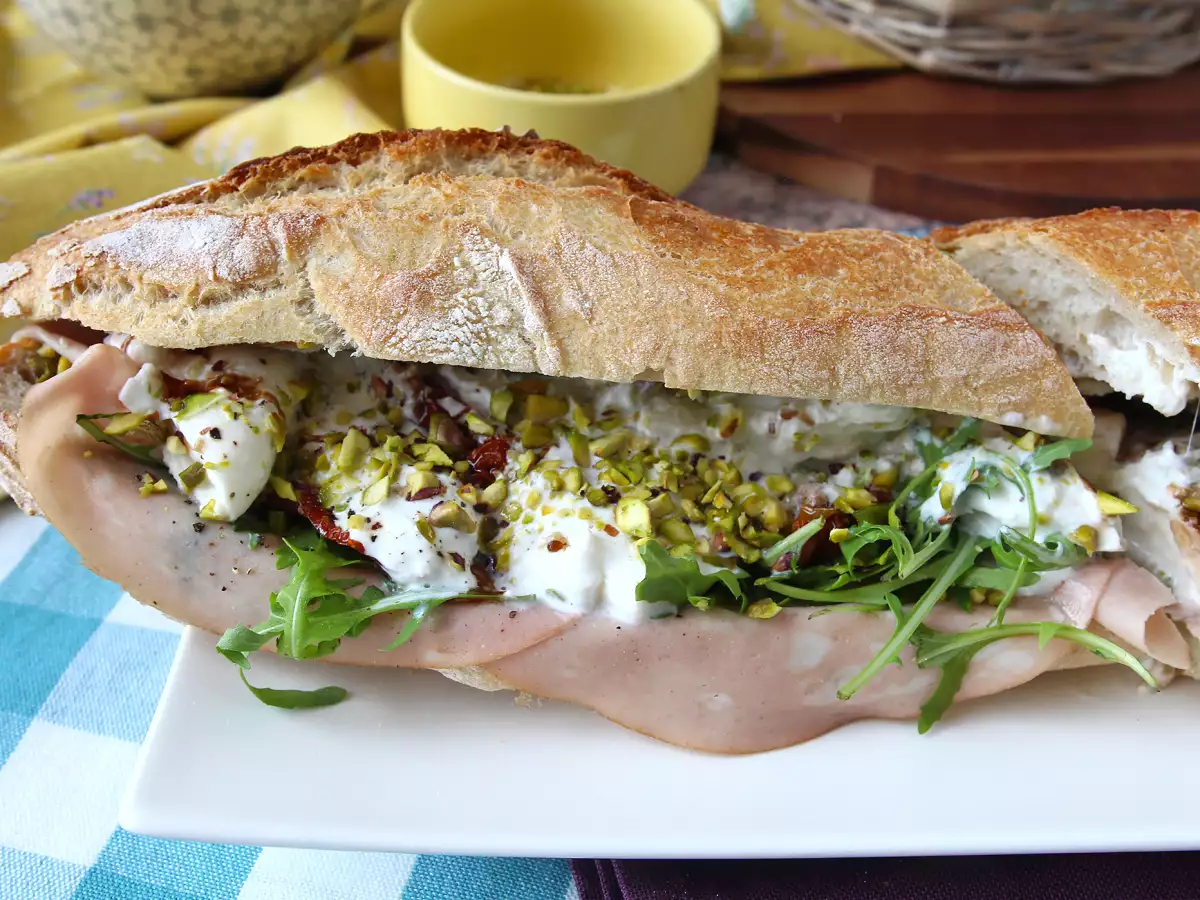 Italiensk gourmetsmörgås med mortadella och burrataost - foto 7