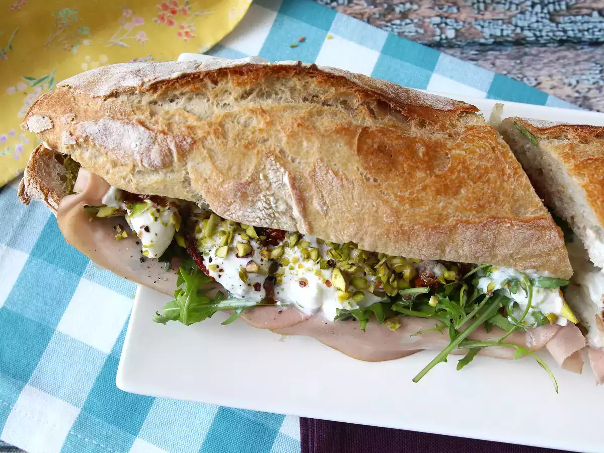 Italiensk gourmetsmörgås med mortadella och burrataost - foto 8