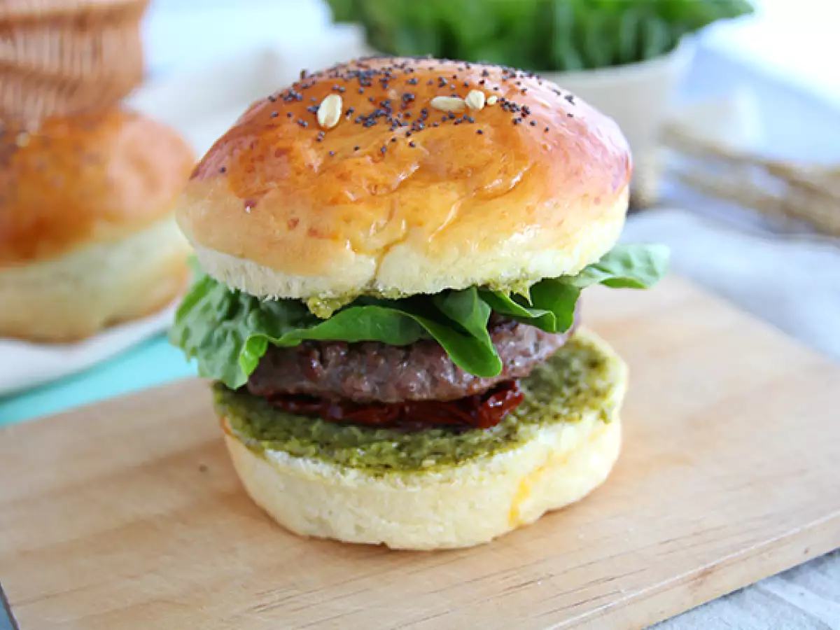 Italiensk hamburgare med pesto, soltorkade tomater och mozzarella - foto 3