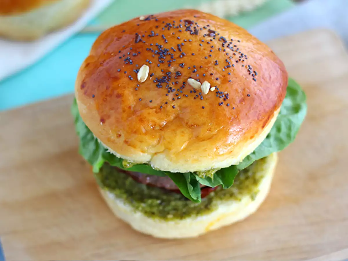 Italiensk hamburgare med pesto, soltorkade tomater och mozzarella - foto 5