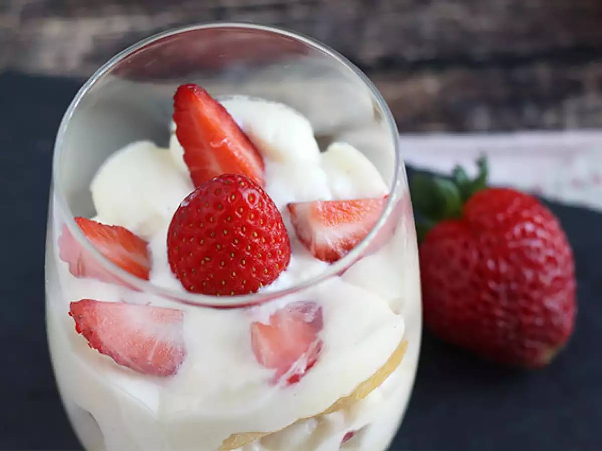 Jordgubbstiramisu i glas - foto 3