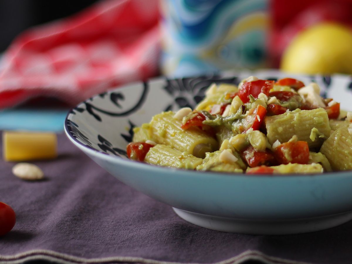 Kall pasta med avokadokräm, mandlar och körsbärstomater: vegetarisk och mycket god! - foto 3