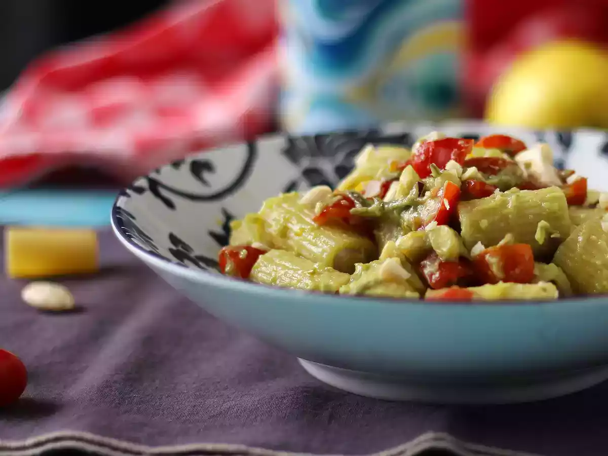 Kall pasta med avokadokräm, mandlar och körsbärstomater: vegetarisk och mycket god! - foto 3