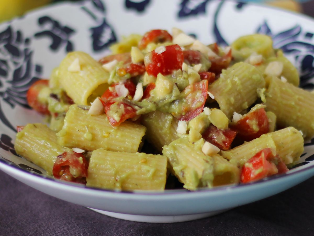 Kall pasta med avokadokräm, mandlar och körsbärstomater: vegetarisk och mycket god! - foto 4