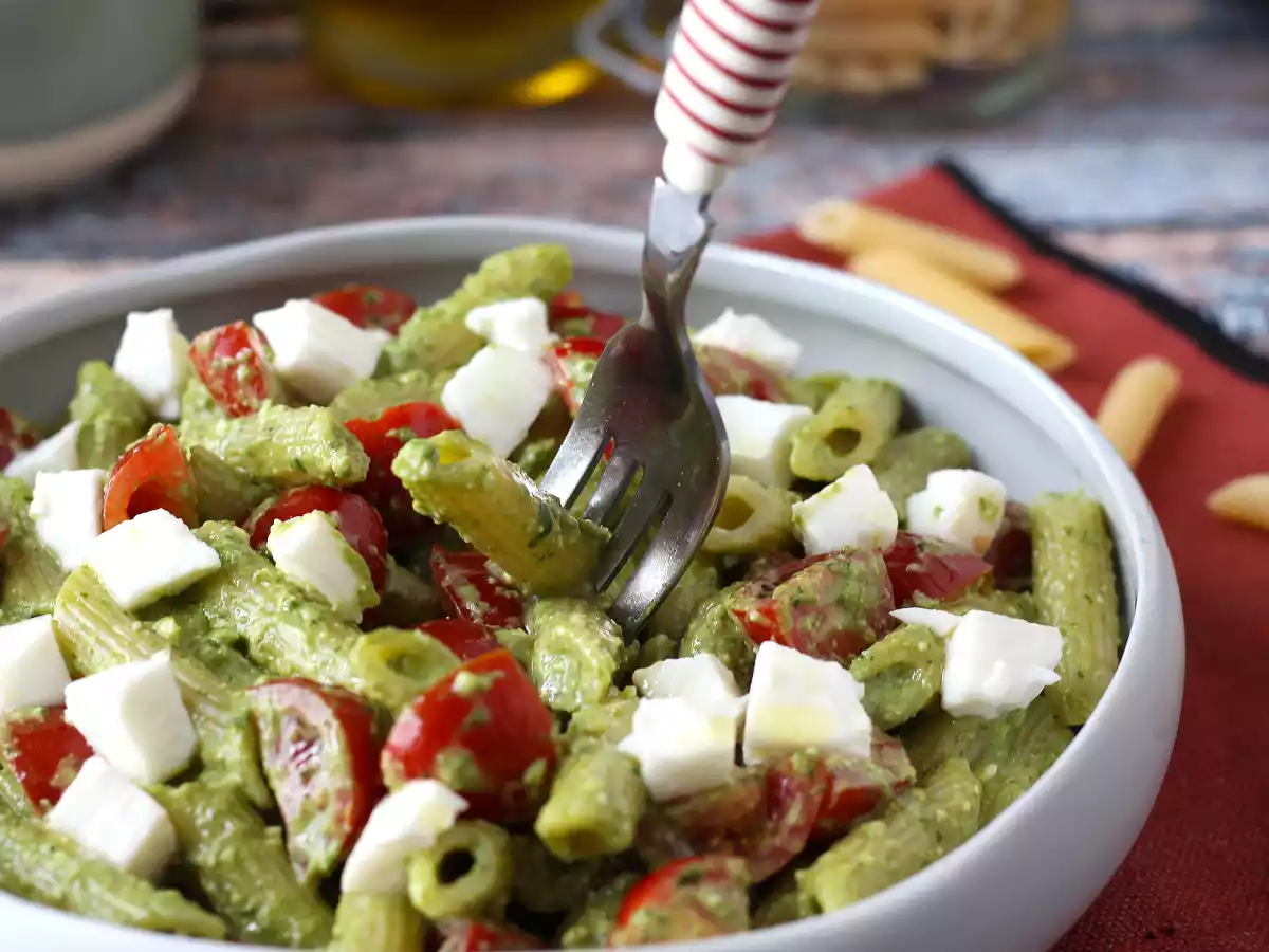 Kall pasta med ruccolapesto, körsbärstomater och mozzarella: det fräscha och snabba sommarreceptet - foto 3