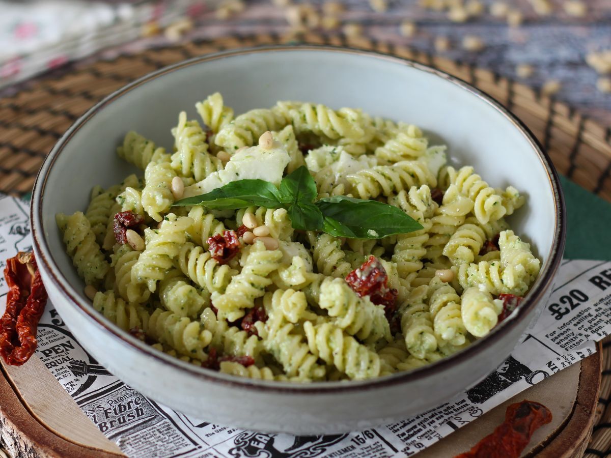 Kall pasta med zucchinipesto, buffelmozzarella och soltorkade tomater - foto 2