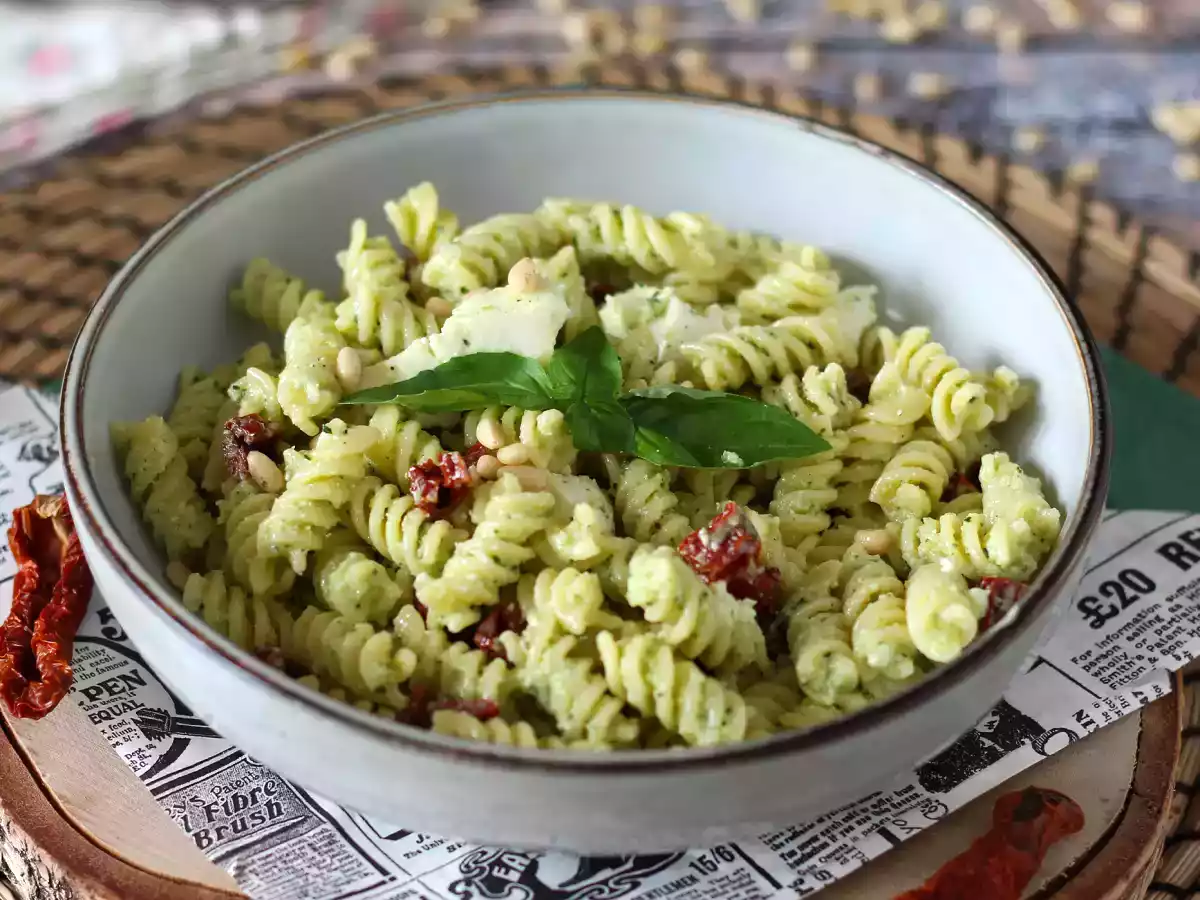 Kall pasta med zucchinipesto, buffelmozzarella och soltorkade tomater - foto 2