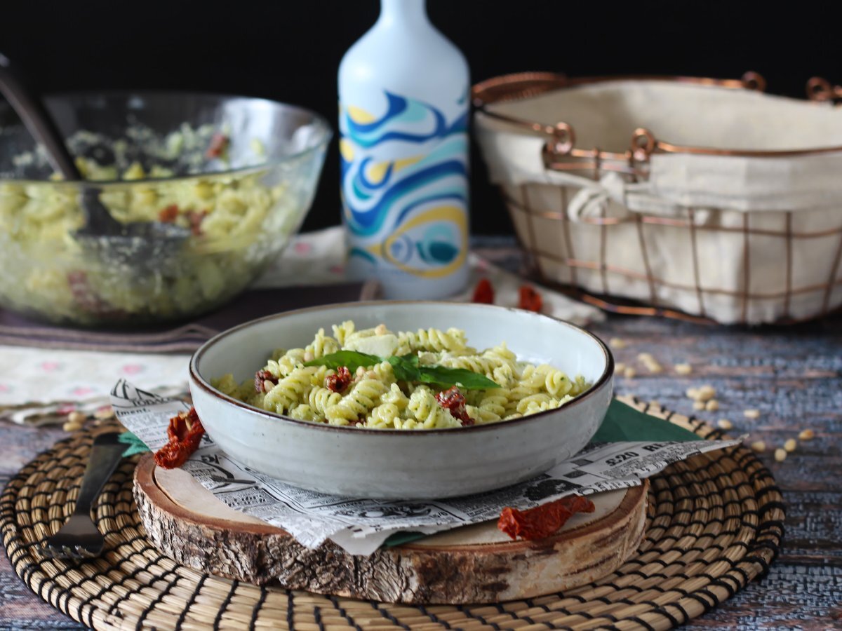 Kall pasta med zucchinipesto, buffelmozzarella och soltorkade tomater - foto 3