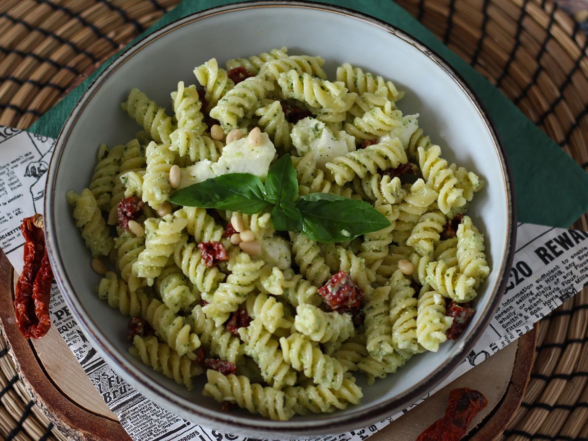 Kall pasta med zucchinipesto, buffelmozzarella och soltorkade tomater - foto 4