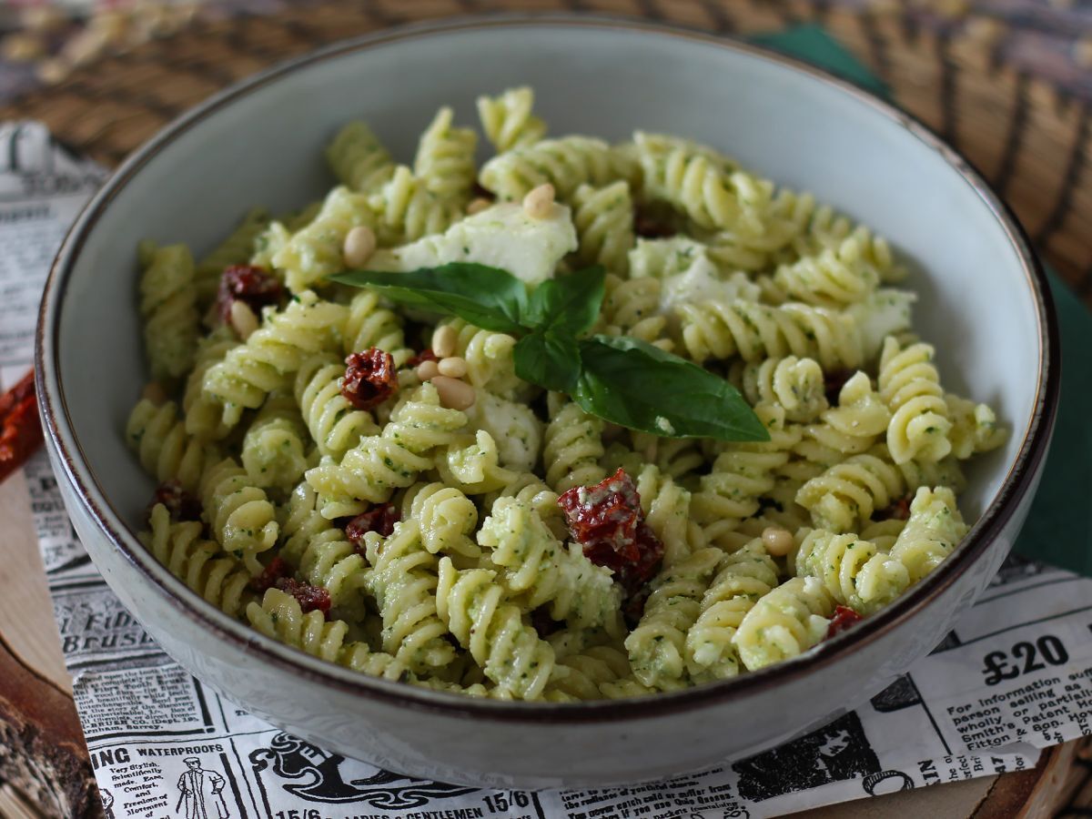 Kall pasta med zucchinipesto, buffelmozzarella och soltorkade tomater - foto 5