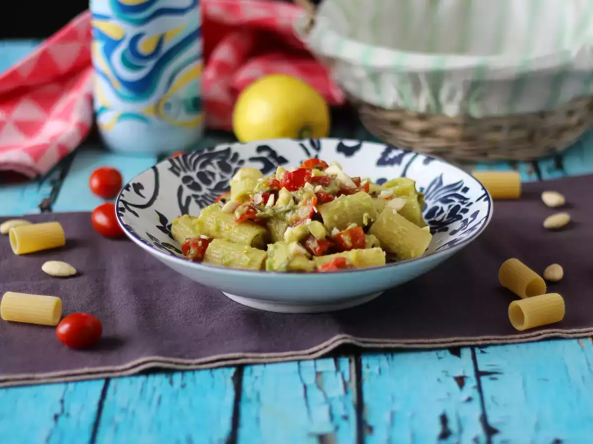 Kall pastasallad med avokadokräm, mandlar och körsbärstomater – vegetarisk och jättegod! - foto 2