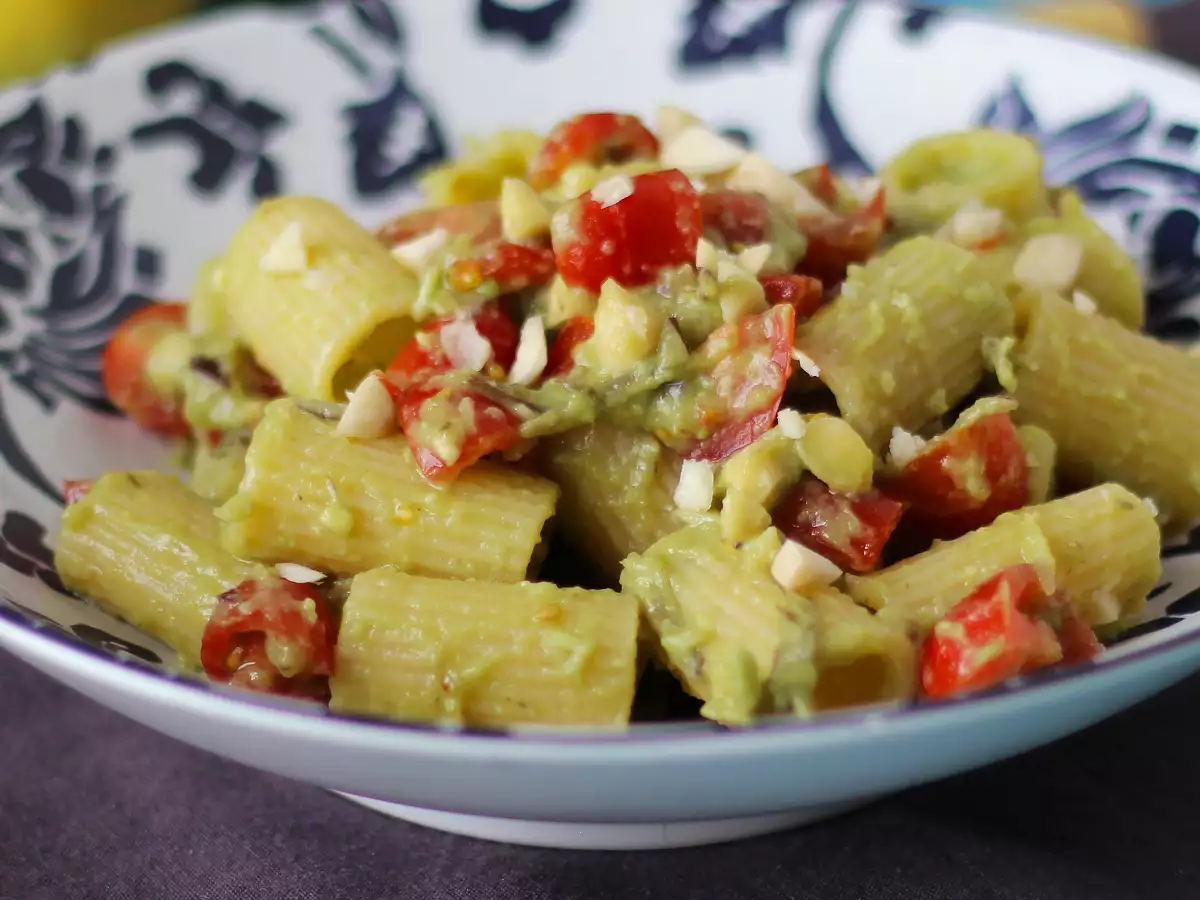 Kall pastasallad med avokadokräm, mandlar och körsbärstomater – vegetarisk och jättegod! - foto 4
